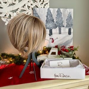 Ignite Jon Renau - Malibu Blonde A symmetrical bob